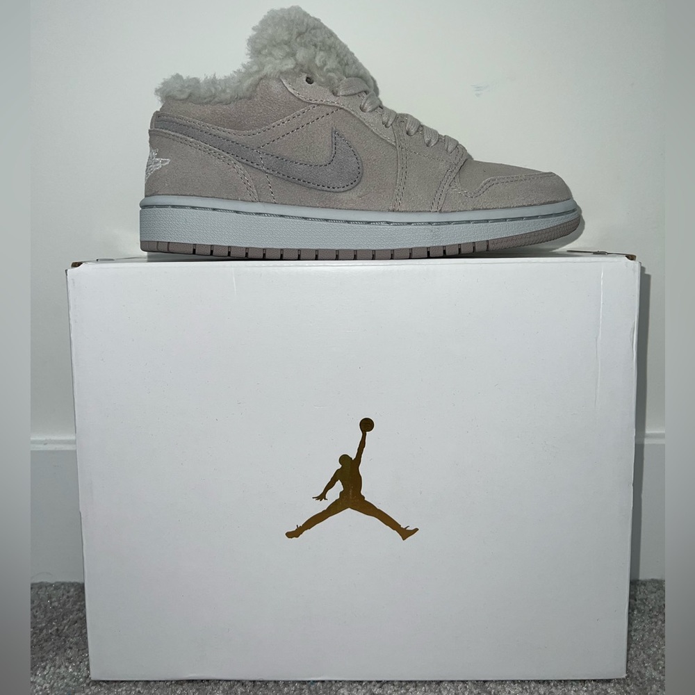 Air Jordan 1 Low SE Womens Size US 5